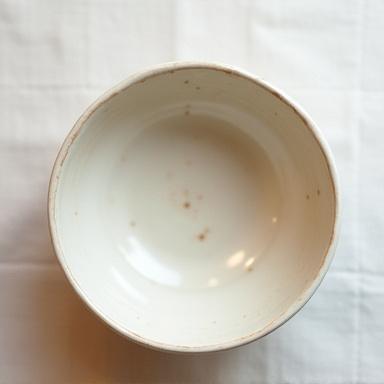 白い化粧土の上に透明釉が施された粉引の器